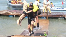 Diễn tập cứu hộ người dân trong bão lũ.