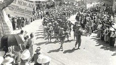 Đoàn quân chiến thắng tiến vào tiếp quản Thủ đô ngày 10/10/1954. Ảnh: ictvietnam.vn