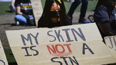 Một ngườit tham gia chiến dịch biểu tình chống sự thù ghét châu Á tại Los Angeles cầm biểu ngữ "Làn da của tôi không phải là một tội lỗi". Ảnh: Sixth Tone.