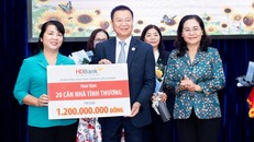 Ông Hoàng Đức Long - Giám đốc Khối Nguồn vốn và Kinh doanh tiền tệ - đại diện HDBank trao bảng tượng trưng kinh phí hỗ trợ xây dựng 20 căn nhà tình thương cho UBMTTQ Việt Nam TP.HCM.