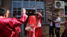 Lễ cưới của một cặp đôi tại thị trấn nhỏ ở LangFang, tỉnh Hà Bắc hồi tháng 4/2020. Ảnh: Sixth Tone.