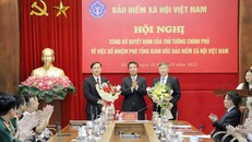 Tổng Giám đốc Bảo hiểm xã hội Việt Nam Nguyễn Thế Mạnh (người ở giữa) chúc mừng hai tân Phó Tổng Giám đốc. Ảnh: Hanoimoi.com. 