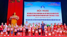 Các trẻ em gái nhận phần thưởng tại Hội nghị biểu dương trẻ em gái chăm ngoan, học giỏi huyện Thanh Trì năm 2022. Ảnh: Hanoimoi.vn