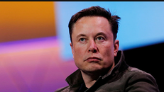 Mặc dù mất 35% tài sản song nhà sáng lập Tesla vẫn là người đàn ông giàu nhất hành tinh. Ảnh: Reuters.