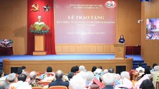 Quang cảnh lễ trao tặng Huy hiệu Đảng tại quận Thanh Xuân.