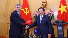 Giám đốc Học viện Chính trị quốc gia Hồ Chí Minh Nguyễn Xuân Thắng tiếp ông Marcello de Moura Extevão Filho, Giám đốc toàn cầu Ban kinh tế vĩ mô, Thương mại và Đầu tư của WB. Ảnh: TTXVN