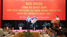 Chủ tịch Tổng Liên đoàn Lao động Việt Nam Nguyễn Đình Khang trao quyết định, chúc mừng tân Chủ tịch Liên đoàn Lao động thành phố Hà Nội Phạm Quang Thanh.