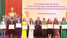 Phó Chủ tịch Thường trực UBND thành phố Hà Nội Lê Hồng Sơn trao Bằng khen của Chủ tịch UBND thành phố cho các tập thể có thành tích trong 10 năm thực hiện Luật Phổ biến, giáo dục pháp luật trên địa bàn Hà Nội.