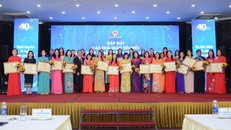 Bộ trưởng Bộ GD&ĐT trao Bằng khen cho các nhà giáo tiêu biểu. Ảnh: TTXVN