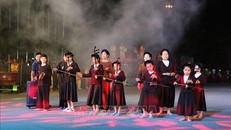 Một tiết mục đặc sắc của đoàn nghệ thuật huyện Yên Mô, tỉnh Ninh Bình tại Lễ hội đường phố. Ảnh: TTXVN