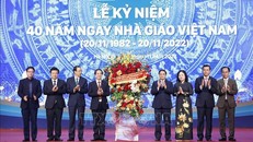 Thủ tướng Phạm Minh Chính tặng lẵng hoa chúc mừng ngành Giáo dục. Ảnh: TTXVN