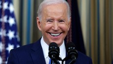 Mức tín nhiệm của Tổng thống Biden tăng vọt