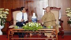 Bí thư Thành ủy TP Hồ Chí Minh Nguyễn Văn Nên đến thăm Trưởng lão Hòa thượng Thích Trí Quảng, Pháp chủ Hội đồng Chứng minh Giáo hội Phật giáo Việt Nam. 