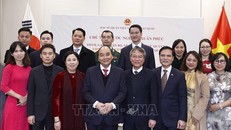 Chủ tịch nước Nguyễn Xuân Phúc với cán bộ nhân viên Đại sứ quán và đại diện cộng đồng người Việt Nam tại Hàn Quốc. Ảnh: Thống Nhất/TTXVN