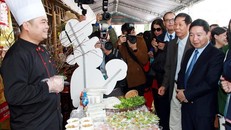  Các đại biểu tham quan gian hàng phở. 