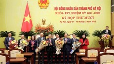 Chủ tịch HĐND TP Nguyễn Ngọc Tuấn, Chủ tịch UBND TP Trần Sỹ Thanh chúc mừng các đồng chí được lãnh đạo TP tin tưởng trao trọng trách.