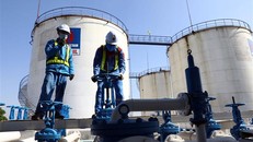 Giá dầu thô và vàng thế giới đồng loạt tăng mạnh