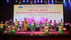 Biểu diễn dân ca ví, giặm của học sinh thành phố Vinh được sân khấu hóa tại các hội thi, tổng kết. 