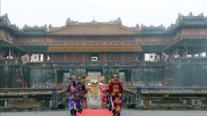 Tái hiện Lễ Ban Sóc triều Nguyễn trước Ngọ Môn Huế.