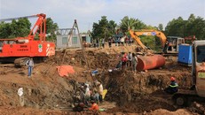 Thủ tướng chỉ đạo tập trung cứu nạn cháu bé rơi xuống ống cọc bê tông cầu Rọc Sen, Đồng Tháp. Ảnh: TTXVN