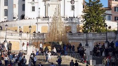 Khách du lịch đón lễ Giáng sinh trong thời tiết ấm áp ở Rome, Italy, ngày 25/12/2022. Ảnh: THX/TTXVN