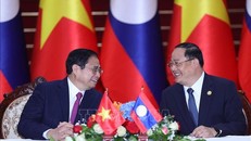 Thủ tướng Phạm Minh Chính và Thủ tướng Lào Sonexay Siphandone trao đổi tại lễ ký các văn kiện hợp tác giữa hai nước Việt Nam - Lào. Ảnh: Dương Giang