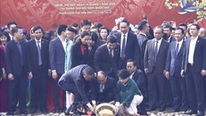 Chủ tịch nước thả cá chép tiễn ông Công, ông Táo tại dòng sông cổ trong Hoàng thành Thăng Long