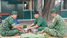 Các chiến sĩ biên phòng tại Chốt kiểm soát biên giới, Đồn Biên phòng Ia Rvê, Bộ đội Biên phòng Đắk Lắk gói bánh chưng cùng nhau đón Tết nơi biên cương. Ảnh: TTXVN.