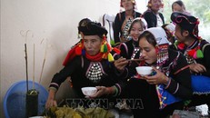 Tất cả các thành viên tại lễ cúng tổ tiên đều được thưởng thức những lễ vật đã cúng tổ tiên với thần linh để lấy may. 