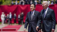 Tổng thống Mỹ Joe Biden (phải) và Thủ tướng Nhật Bản Fumio Kishida tại cuộc gặp ở Washington, DC, ngày 13/1. Ảnh: AFP