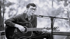 'Nếu tôi có một tình yêu': Đêm tưởng nhớ nghệ sĩ indie Nguyễn Tuấn tại nhà hát Tuổi Trẻ