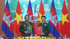 Đại tướng, Bộ trưởng Quốc phòng Phan Văn Giang và Phó Thủ tướng, Bộ trưởng Quốc phòng Vương quốc Campuchia, Đại tướng Tea Banh ký kết kế hoạch hợp tác năm 2023 giữa Bộ Quốc phòng hai nước. Ảnh: TTXVN