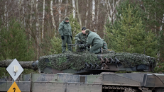 Binh sĩ Ukraine được huấn luyện sử dụng xe tăng Leopard 2 tại Świętoszów, Ba Lan. Ảnh: Defense Express