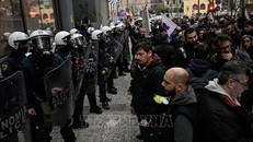 Người dân biểu tình tại Athens, sau vụ tai nạn đường sắt thảm khốc gần thành phố Larissa, Hy Lạp ngày 2/3/2023. Ảnh: AFP/TTXVN