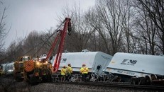 Lực lượng cứu hộ khẩn cấp làm nhiệm vụ tại hiện trường vụ tàu hỏa chở hóa chất bị trật bánh ở bang Ohio, Mỹ ngày 4/2/2023. Ảnh: AP/TTXVN