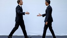 Tổng thống Pháp Emmanuel Macron (phải) và Thủ tướng Anh Rishi Sunak tại cuộc họp báo chung sau cuộc hội đàm ở Paris (Pháp), ngày 10/3/2023. Ảnh: AFP