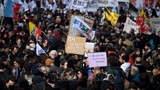 Tuần hành trong cuộc đình công trên toàn quốc, phản đối kế hoạch cải cách lương hưu của Chính phủ, tại Paris, ngày 16/2/2023. Ảnh: AFP/TTXVN