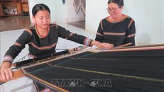 Em Rơ Manh Minh Thư (sinh năm 2006, con gái của nghệ nhân Y Thúy) đang được mẹ truyền dạy nghề dệt thổ cẩm. Ảnh: Dư Toán/TTXVN
