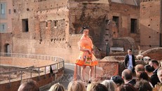 Các người mẫu trình diễn thời trang tại sự kiện khai mạc 50 năm quan hệ ngoại giao Việt Nam-Italy.