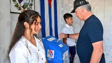Chủ tịch Cuba Miguel Diaz-Canel bỏ phiếu trong cuộc bầu cử Quốc hội khóa X tại Santa Clara ngày 26/3/2023. Ảnh: AFP/TTXVN