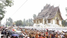 Dẫn đầu đoàn rước Nang Sangkhane Luang Prabang 2023 là hàng trăm cô gái trẻ, xinh xắn. Ảnh: Phạm Kiên