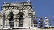 Tổng thống Pháp Emmanuel Macron (giữa) thị sát công trình phục dựng Nhà thờ Đức Bà ở Paris, ngày 15/4/2021. Ảnh tư liệu: AFP/TTXVN