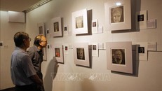 Khách tham quan tranh tại không gian Triển lãm “Finding Parkinsons” của họa sĩ David Thomas. 