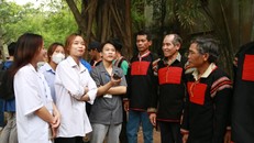 Nghệ nhân sửa nhà dài của buôn Ky giao lưu với sinh viên các trường đại học tại Hà Nội. Ảnh: Minh Phương.