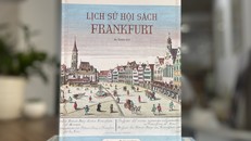 Hình ảnh trên bìa là Quảng trường Romer, nơi gắn liền với việc tổ chức hội sách Frankfurt. Ảnh: Omega+
