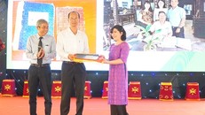  Đại diện gia đình nhà nghiên cứu Phan Thuận An tặng bản gốc tập “Ngự tiền văn phòng châu bản 1938-1939”