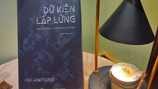 Bìa cuốn sách Dữ kiện lấp lửng do Bookhunter phát hành.