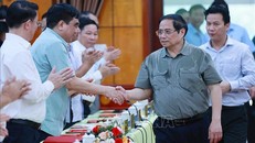 Thủ tướng Phạm Minh Chính với lãnh đạo chủ chốt tỉnh Hà Giang. Ảnh: Dương Giang