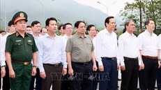 Thủ tướng Phạm Minh Chính và các đại biểu tưởng niệm các Anh hùng liệt sỹ tại Nghĩa trang Liệt sỹ quốc gia Vị Xuyên.