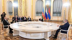 Tổng thống Azerbaijan Ilham Aliyev, Tổng thống Nga Vladimir Putin và Thủ tướng Armenia Nikol Pashinyan trong cuộc họp ở Moskva ngày 25/5/2023 (ảnh theo chiều kim đồng hồ). Ảnh: AFP